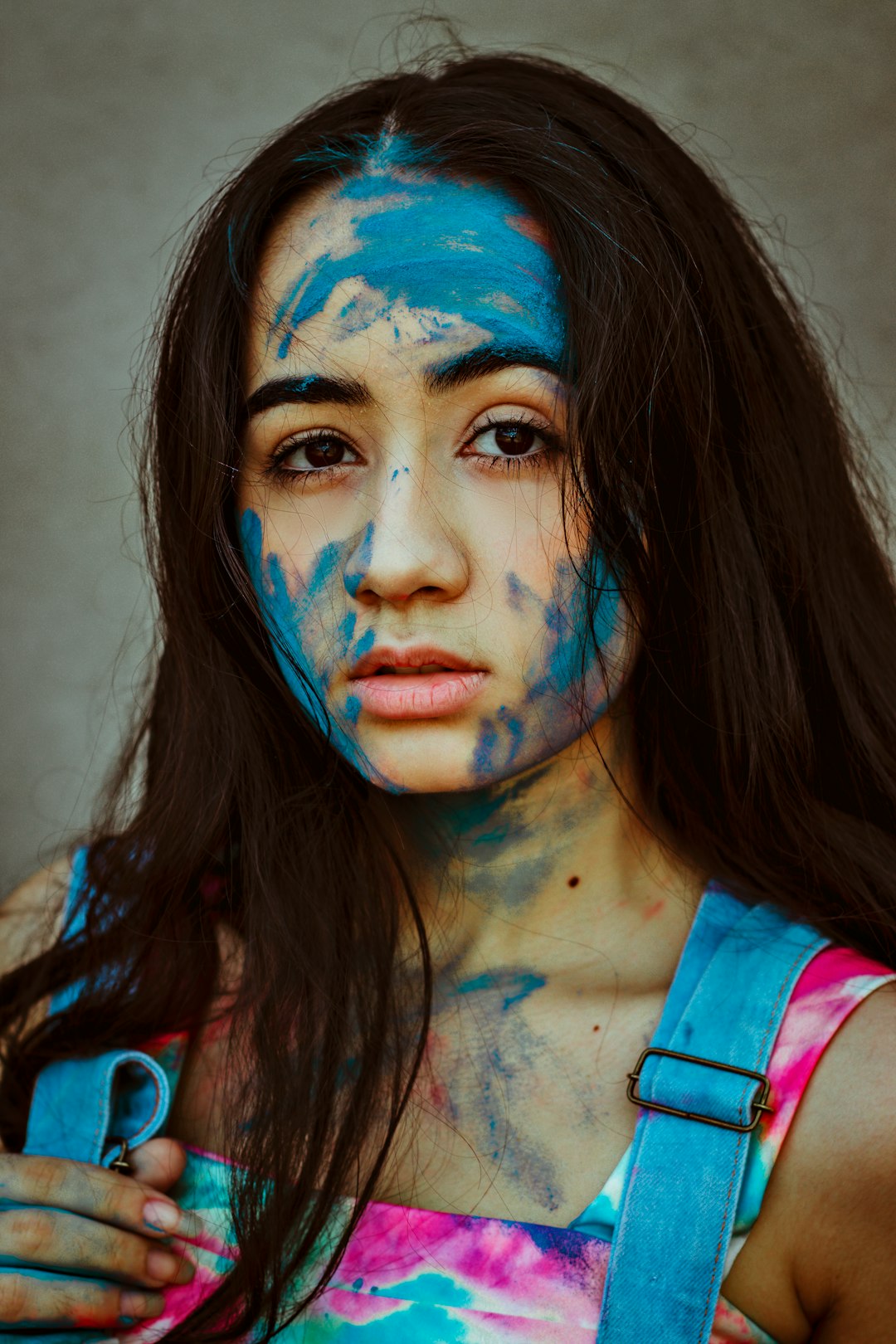 Home Woman With Blue Face Paint Xrpvuteuodm